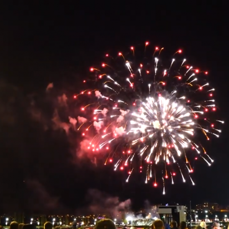 Праздничный фейерверк в честь Дня Победы 9 мая 2021 года.