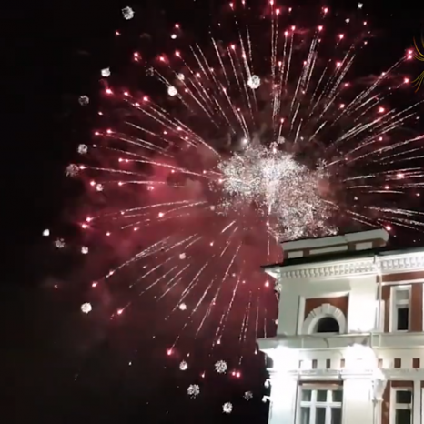 Праздничный салют честь Дня Победы 9 мая 2021 года